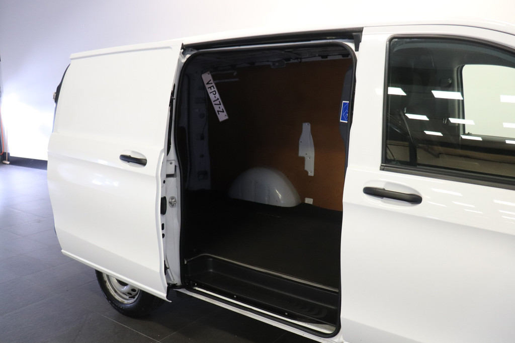 Mercedes-Benz Vito 111 CDI Lang EURO 6 - Airco - Cruise - Trekhaak - € 14.499,- Excl. 9