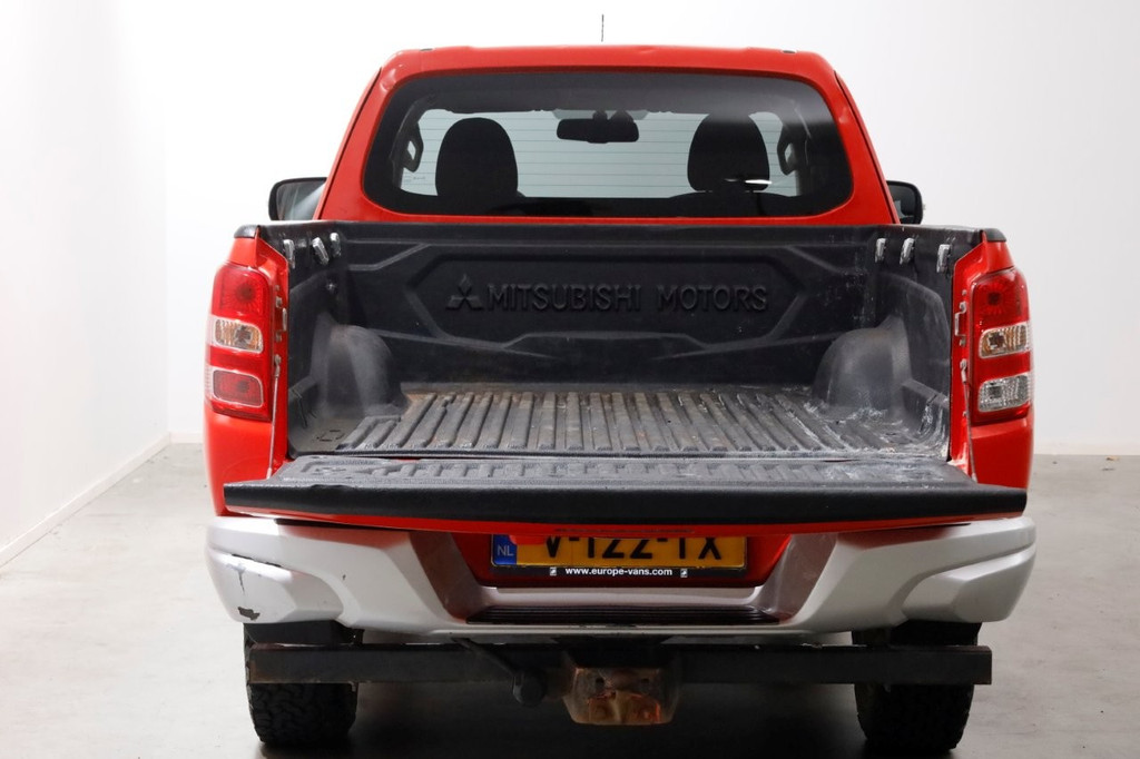 Mitsubishi L 200 2.4 DI-D 180pk Club Cab Intense 4x4 High/Low Gearing + Diff. Lock 12-2018 12