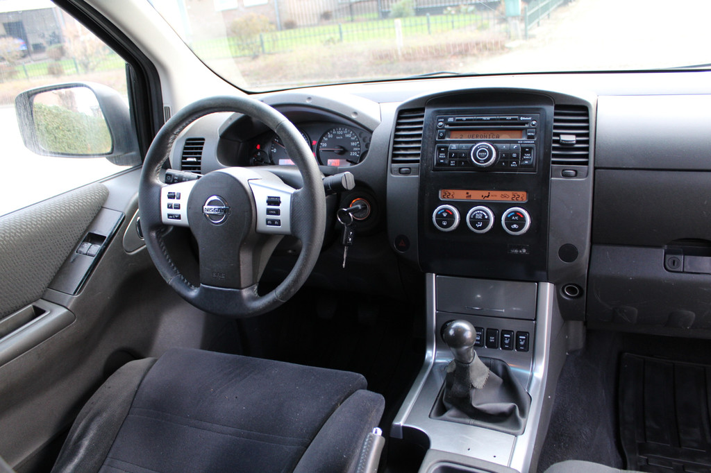 Nissan Navara 2.5 dCi 140KW 4WD XE King Cab 4x4 - Airco 9