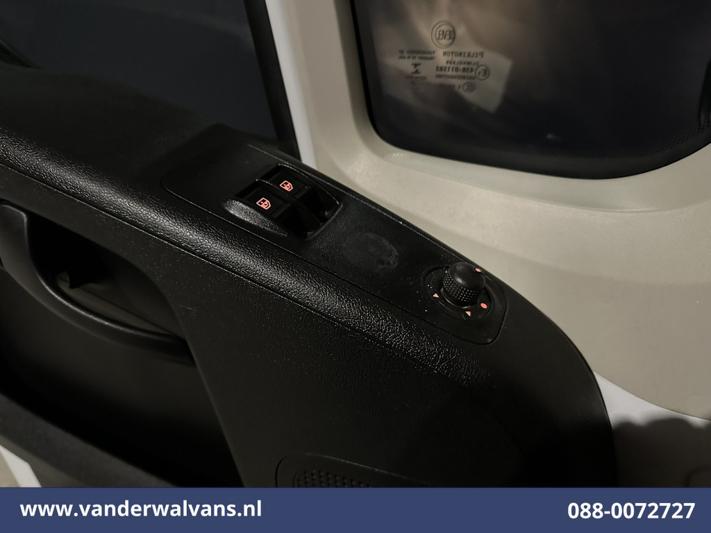 Peugeot Boxer 2.2 BlueHDi 141pk Bakwagen Laadklep Euro6 Airco | 955kg laadvermogen | Cruisecontrol Bijrijdersbank 17