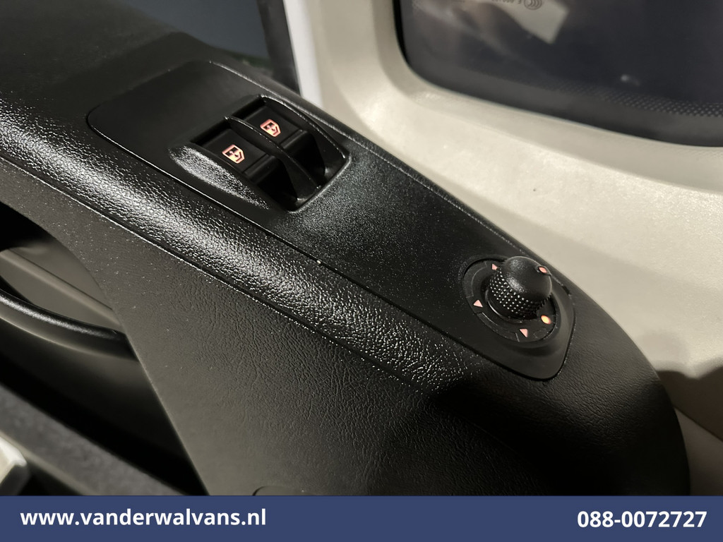 Peugeot Boxer 2.2 BlueHDi 141pk Bakwagen Laadklep Euro6 Airco | 985kg laadvermogen | Cruisecontrol Bijrijdersbank 17