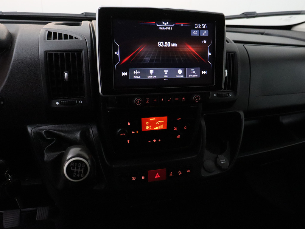 Peugeot Boxer 2.2BlueHDi 165PK L2H1 Zwaar | Leder | 3000Kg Trekhaak | Navigatie | Camera | Betimmering | Airco | Cruise 18