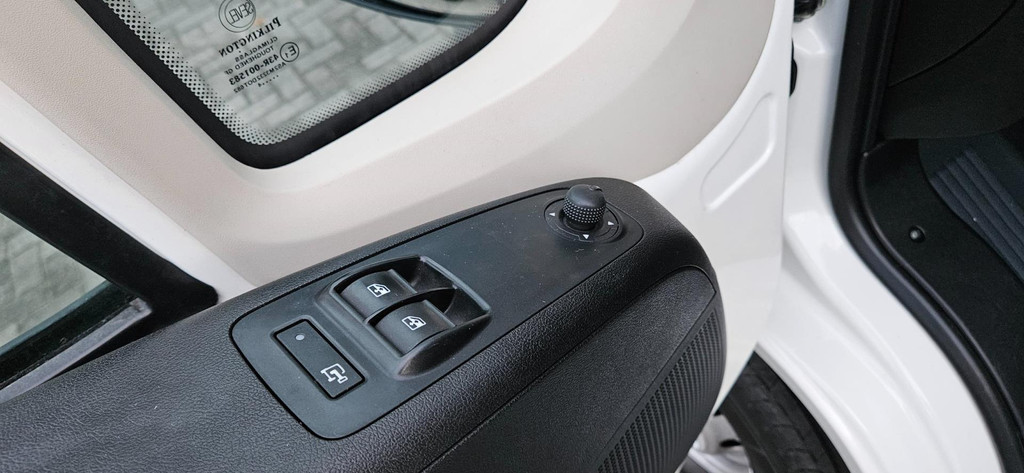 Peugeot Boxer 330 2.2 HDI L1H1 Profit+ Trekhaak! Airco! Cruise Control! Nette Bus! 3-Zitplaatsen! NAP! 110PK! 16