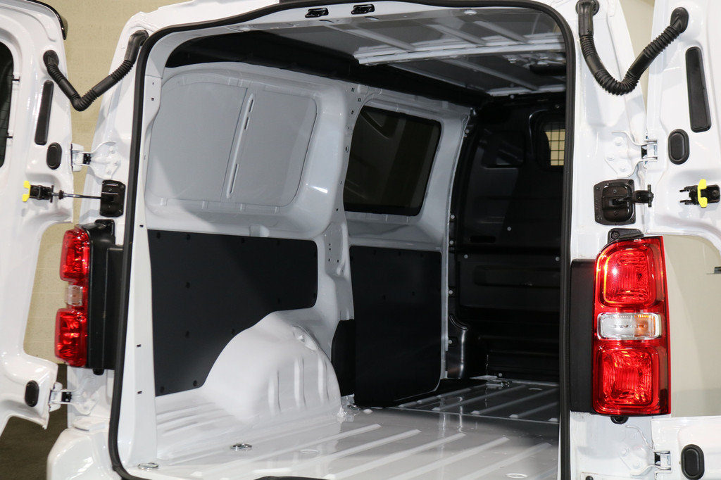 Peugeot e-Expert EV L3 75 kWh Airco Navigatie Trekhaak Black Line 13