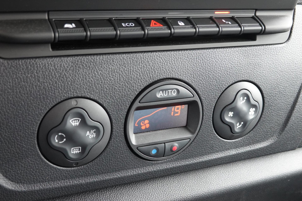 Renault MASTER T33 2.3 dCi 135 L2H2 Met laadklep 21