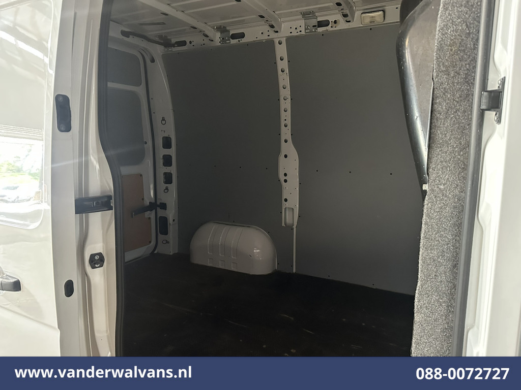 Renault Master 2.3 dCi 131pk L2H2 Euro6 Airco | Navigatie | Cruisecontrol | Imperiaal | 2500kg Trekhaak Parkeersensoren, Bijrijdersbank 11