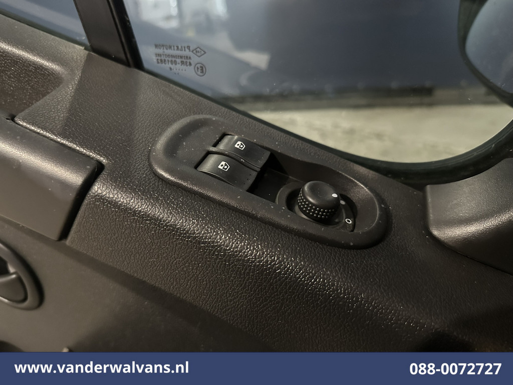 Renault Master 2.3 dCi 131pk L2H2 Euro6 Airco | Navigatie | Cruisecontrol | Imperiaal | 2500kg Trekhaak Parkeersensoren, Bijrijdersbank 17