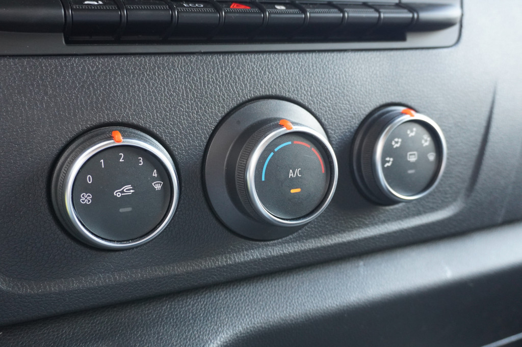 Renault Master 2.3 dCi 135PK L2H2 EURO 6 - Airco - Navi - Cruise - Imperiaal - â¬17.900,- Excl. 9