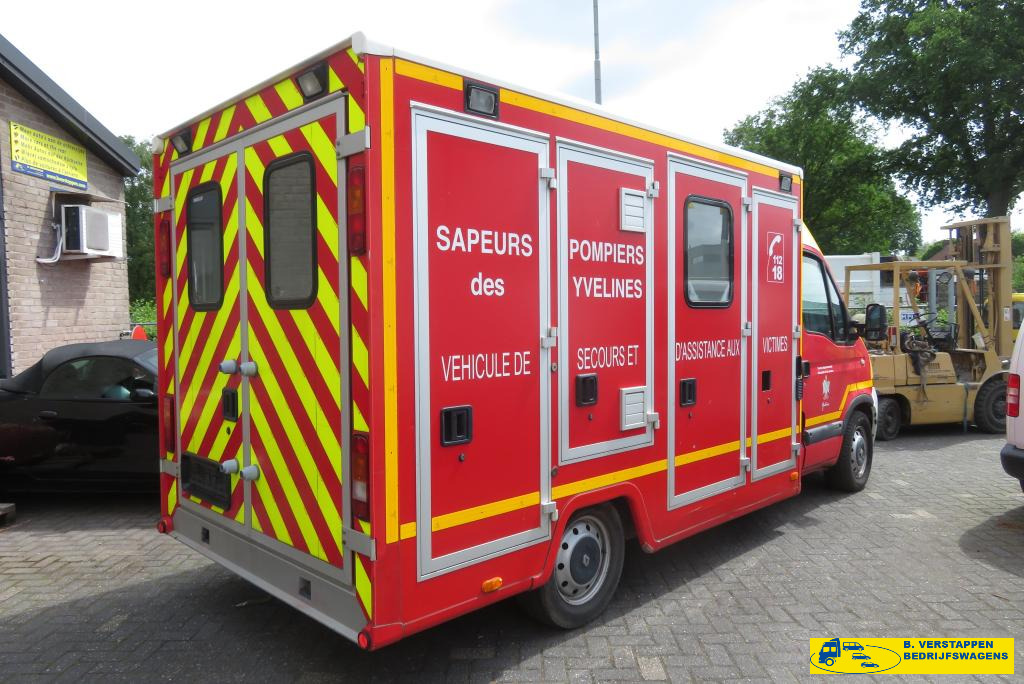 Renault Master 2.5 DCI 150 ZIEKENAUTO 10