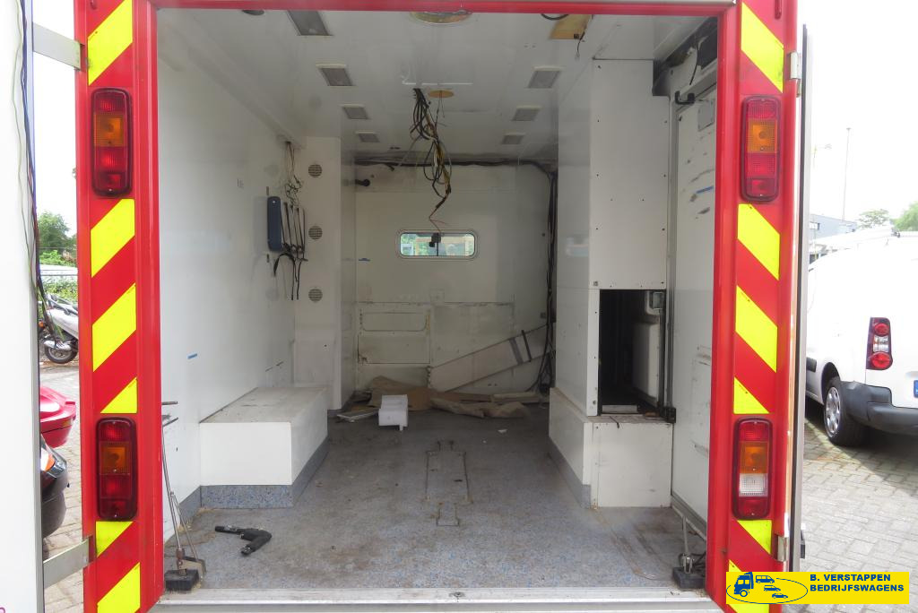 Renault Master 2.5 DCI 150 ZIEKENAUTO 14