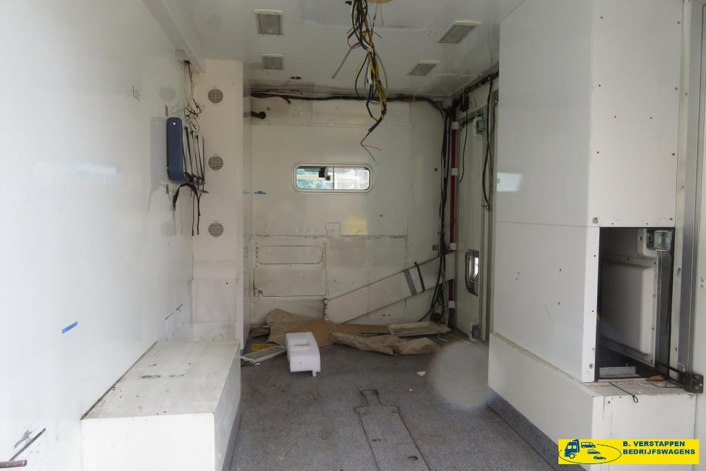 Renault Master 2.5 DCI 150 ZIEKENAUTO 15