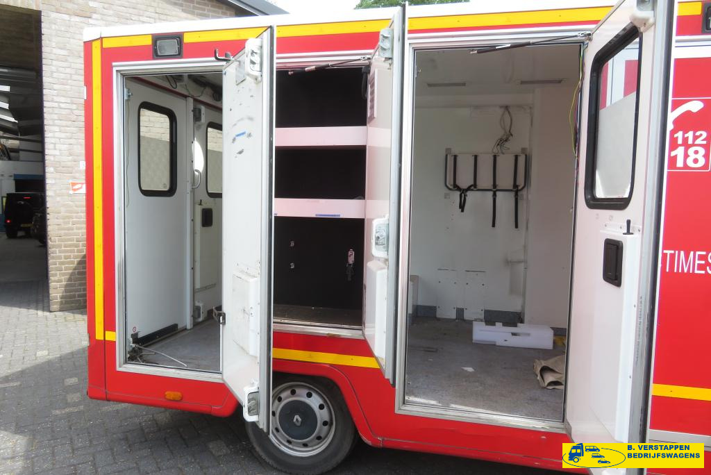 Renault Master 2.5 DCI 150 ZIEKENAUTO 17