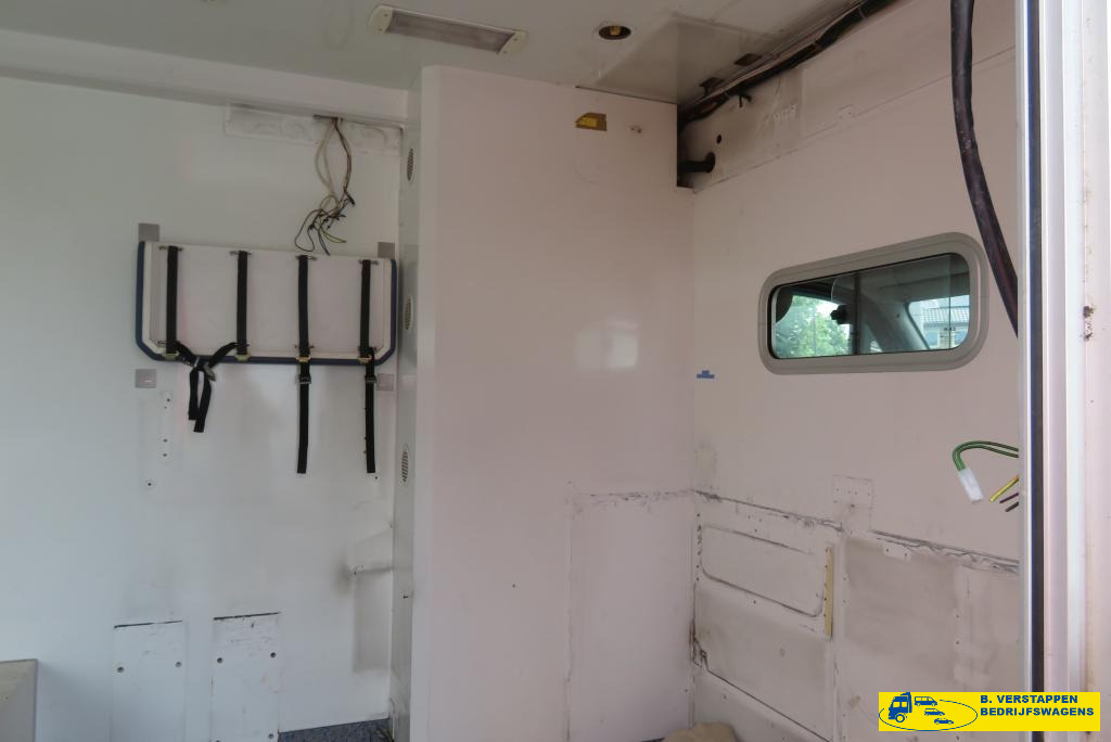 Renault Master 2.5 DCI 150 ZIEKENAUTO 18