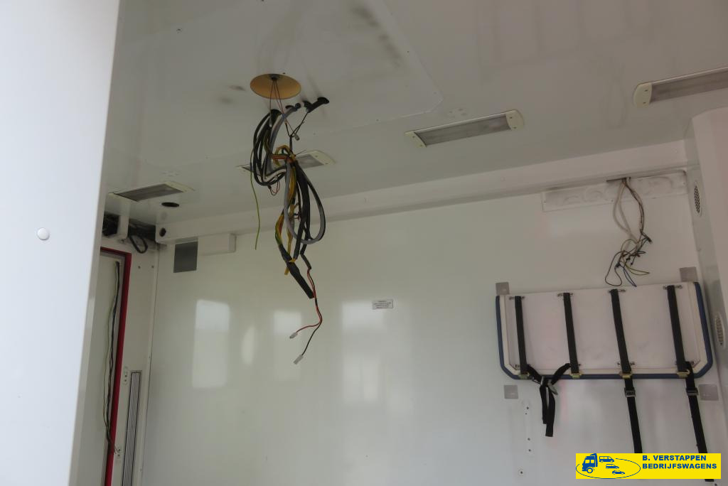 Renault Master 2.5 DCI 150 ZIEKENAUTO 19