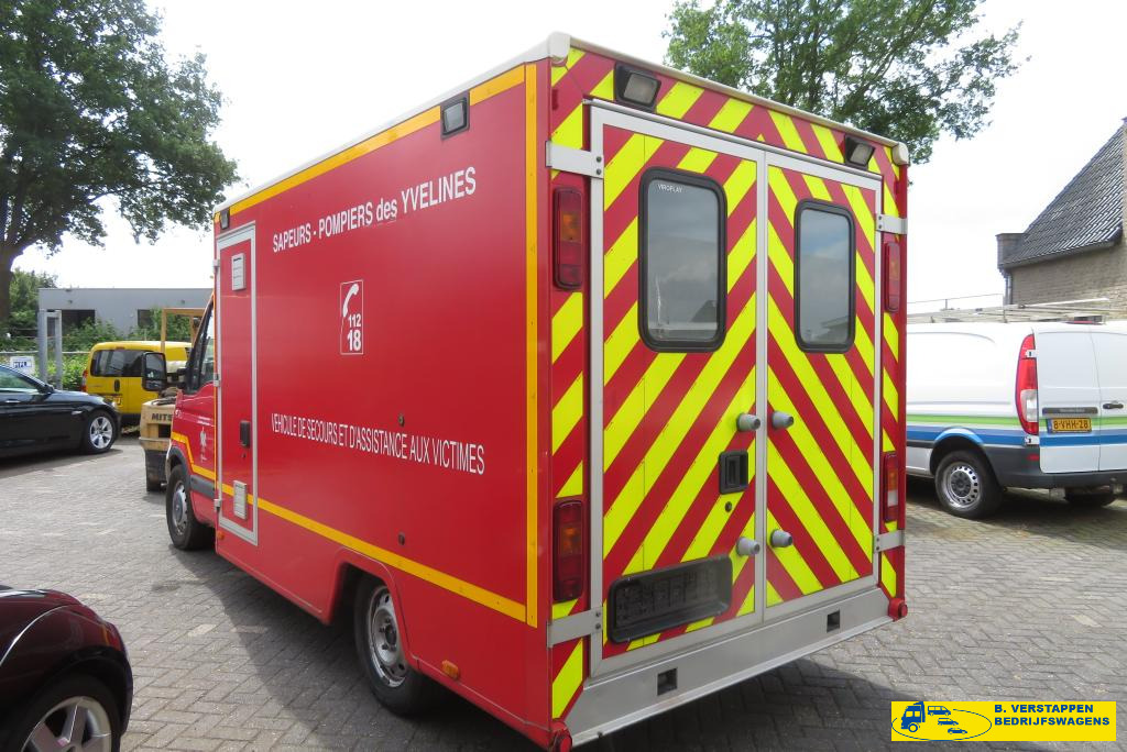 Renault Master 2.5 DCI 150 ZIEKENAUTO 8