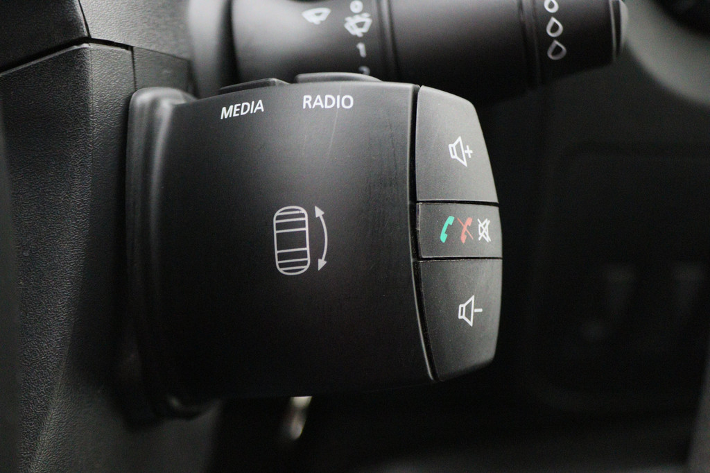 Renault Master T33 2.3 dCi L2H2 13