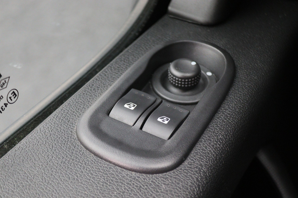 Renault Master T33 2.3 dCi L2H2 8