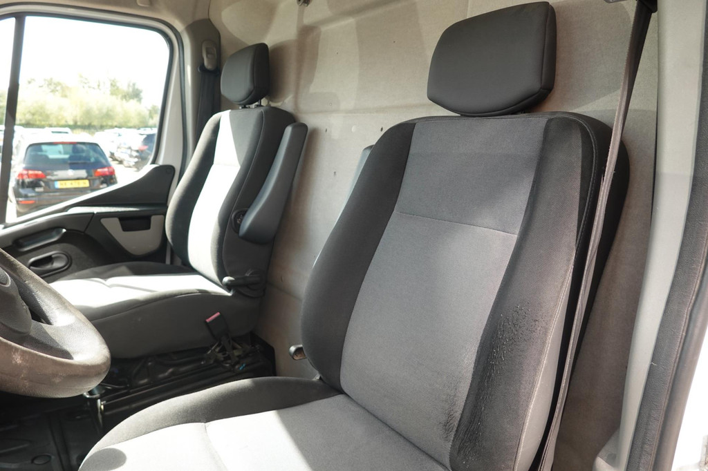 Renault Master T33 2.3 dCi L2H2 9