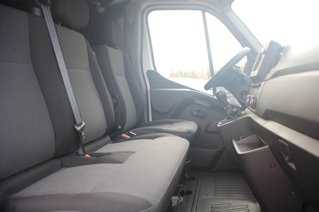 Renault Master T35 2.3dCi 136pk L2H2 | Airco | Cruise | Navi | DAB | Lease 501,- p/m 16