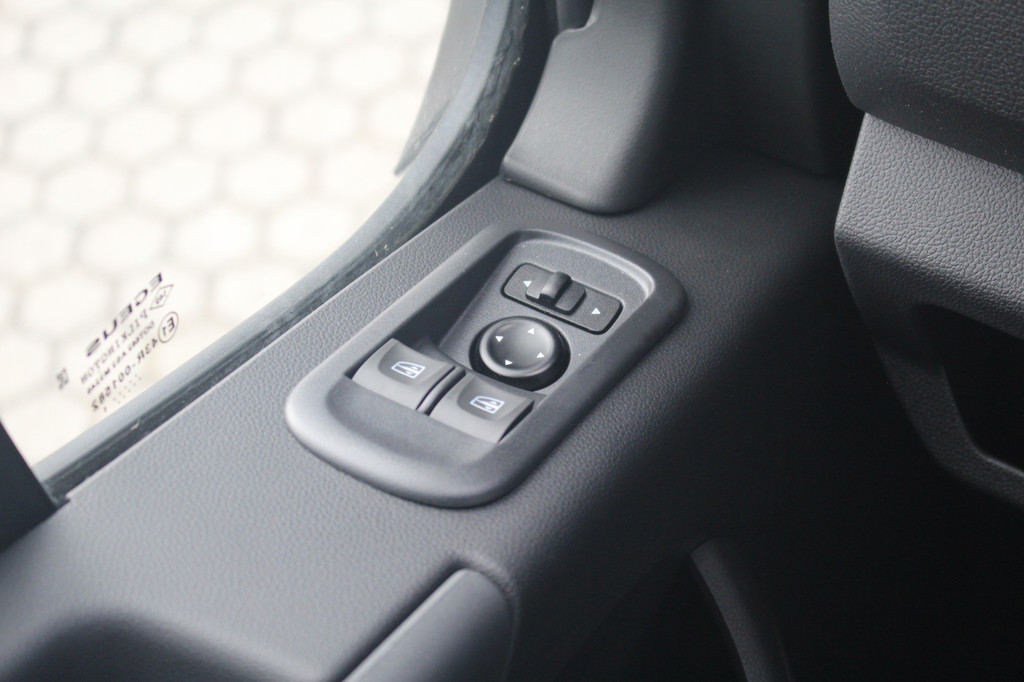 Renault Master T35 2.3dCi 136pk L2H2 | Airco | Cruise | Navi | DAB | Lease 501,- p/m 17