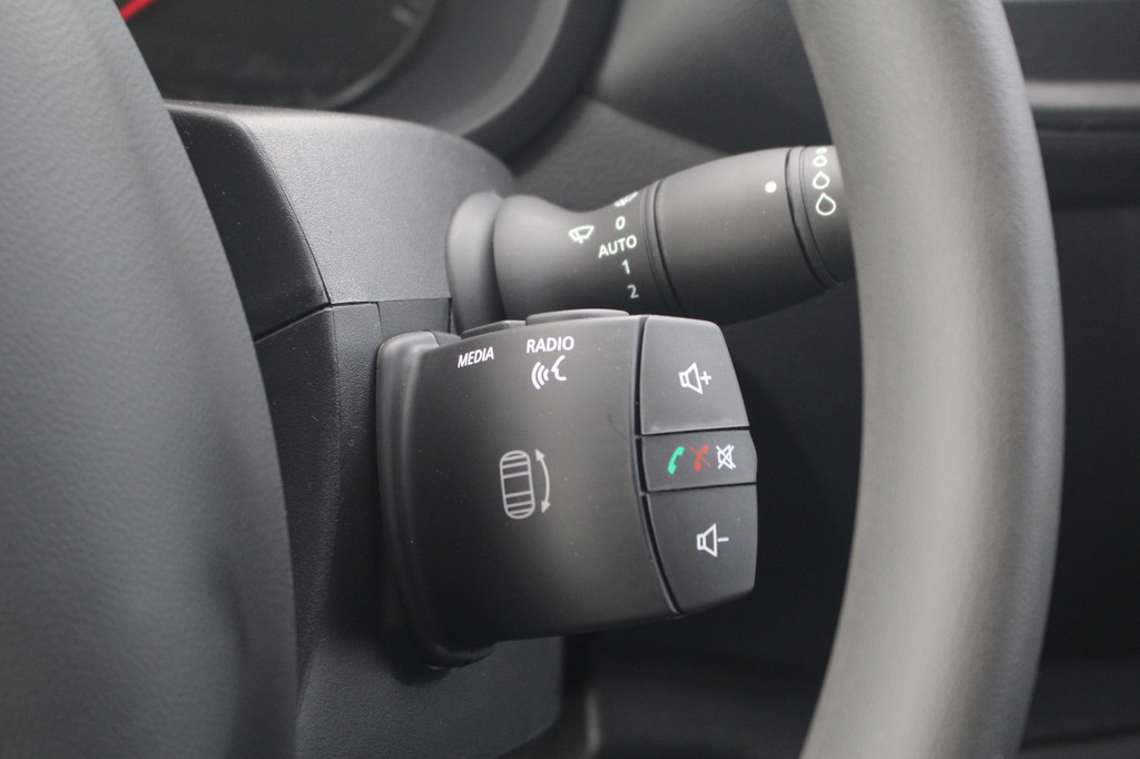 Renault Master T35 2.3dCi 136pk L2H2 | Airco | Cruise | Navi | DAB | Lease 501,- p/m 21