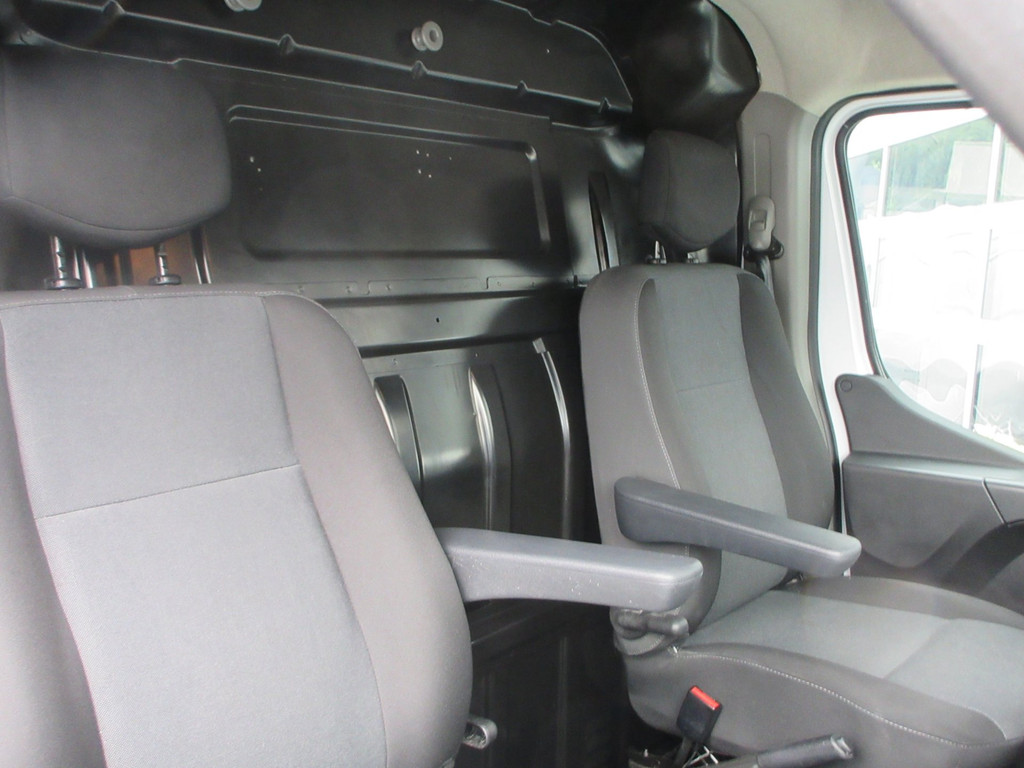 Renault Master T35 2.3 dCi, 150pk, L2H2, Airco, Navigatie, Camera, PDC. 18