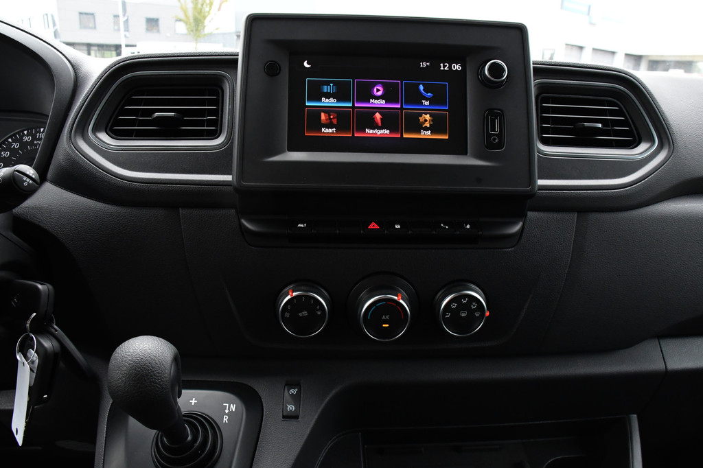 Renault Master T35 2.3 dCi 180 L2H2 Black Edition Camera, Cruise, Carplay, 2 x Schuifdeur, 180pk, Automaat, Trekhaak, Multimedia, Uniek! 16