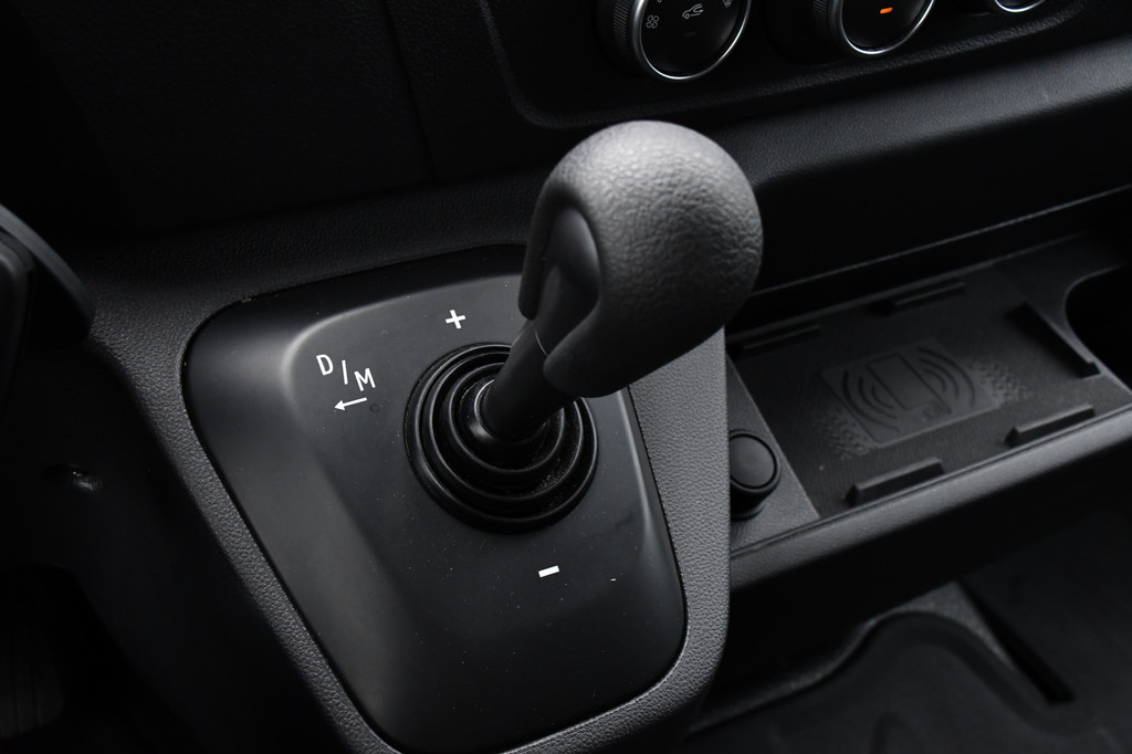 Renault Master T35 2.3 dCi 180 L2H2 Black Edition Camera, Cruise, Carplay, 2 x Schuifdeur, 180pk, Automaat, Trekhaak, Multimedia, Uniek! 17