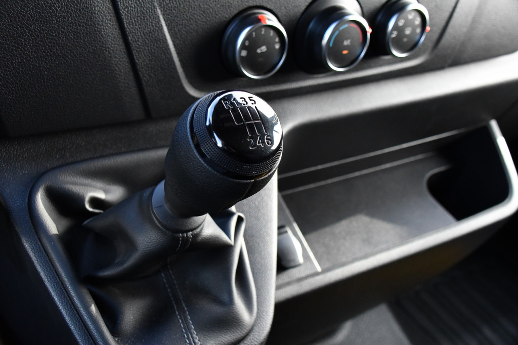 Renault Master T35 2.3 dCi 180 L3H2 Black Edition Camera, 180pk, Cruise, Carplay, Multimedia, Trekhaak, Sensoren, NAVI, Uniek! 16