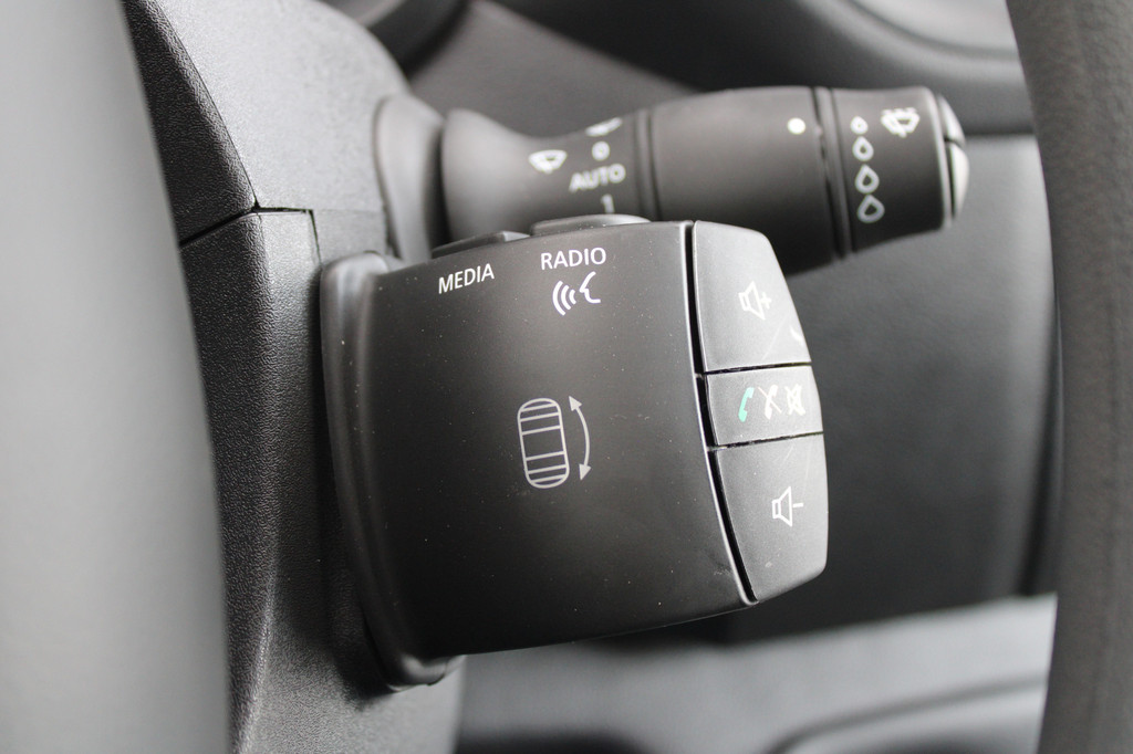 Renault Master T35 2.3 dCi 180pk L3H2 - Airco - Navigatie - Camera - Cruise - Parkeersensoren - 105l tank - Rijklaar 18