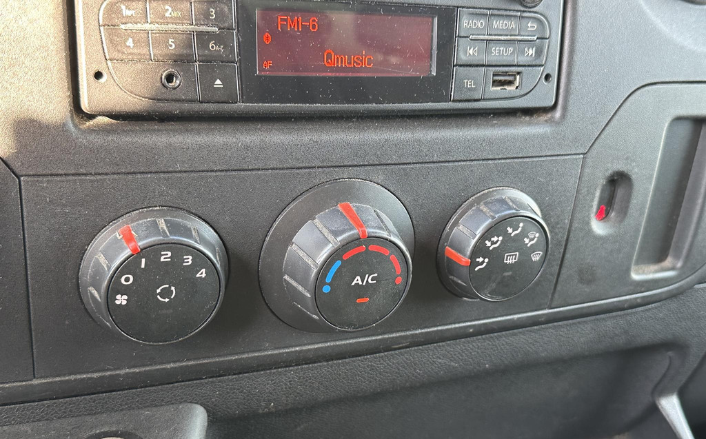 Renault Master T35 2.3 dCi L4 Bakwagen met laadklep DL 10