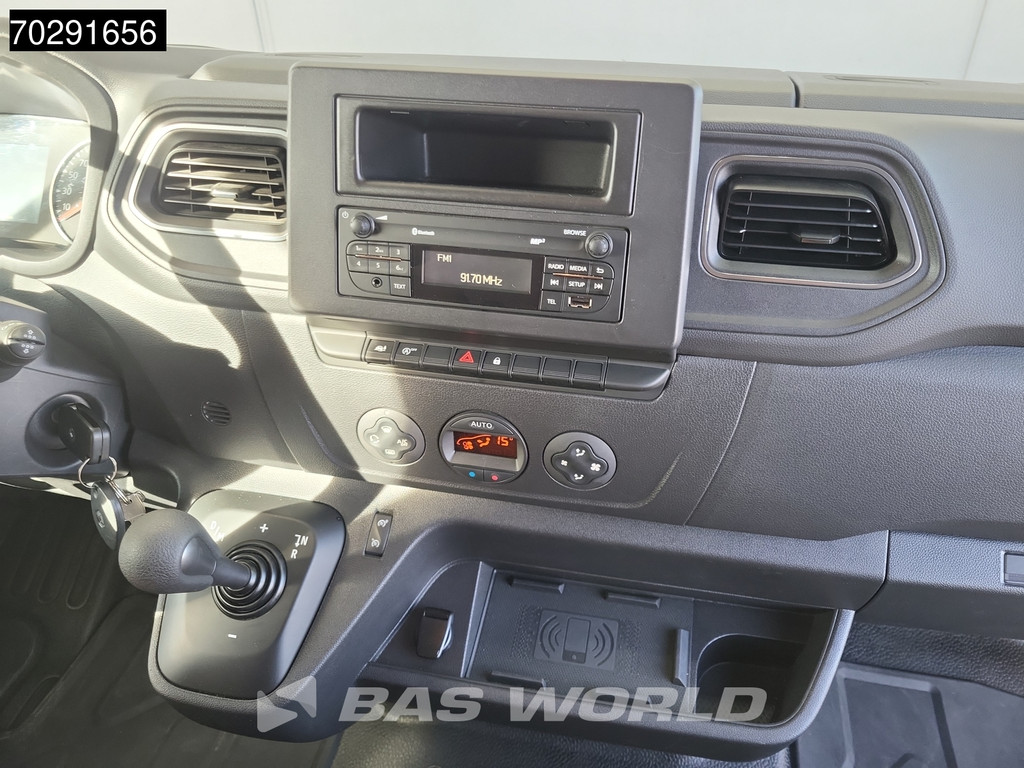 Renault Master 180PK Paardenwagen Hengstenuitvoering Automaat 180PK Trekhaak LED Airco Cruise Camera Euro6 Horsetruck Horse Airco Trekhaak Cruise control 18