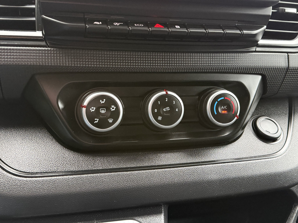 Renault Trafic 2.0 dCi 110 PK / L2H1 / 1e EIG. / TREKHAAK / AIRCO / CRUISE / CARPLAY / 3-ZITS / LED 19