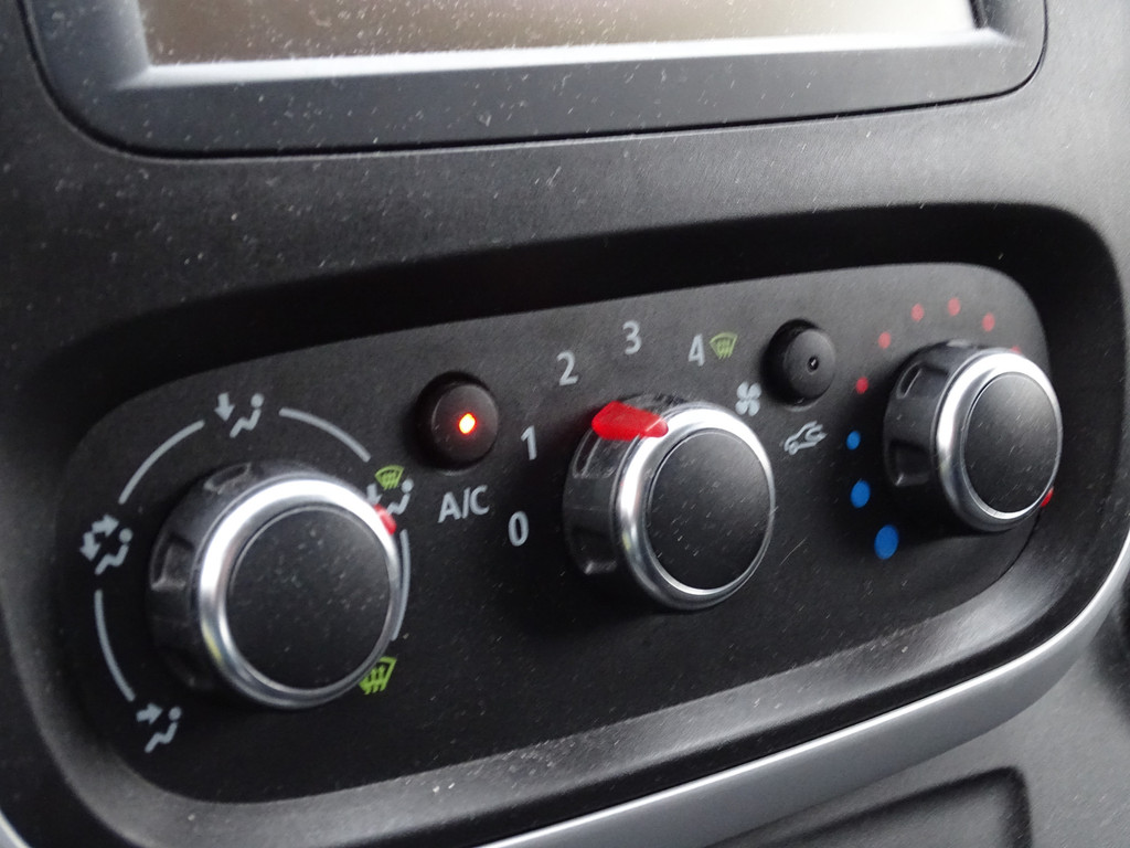 Renault Trafic 2.0 dCi 145 L2H1 Luxe 14