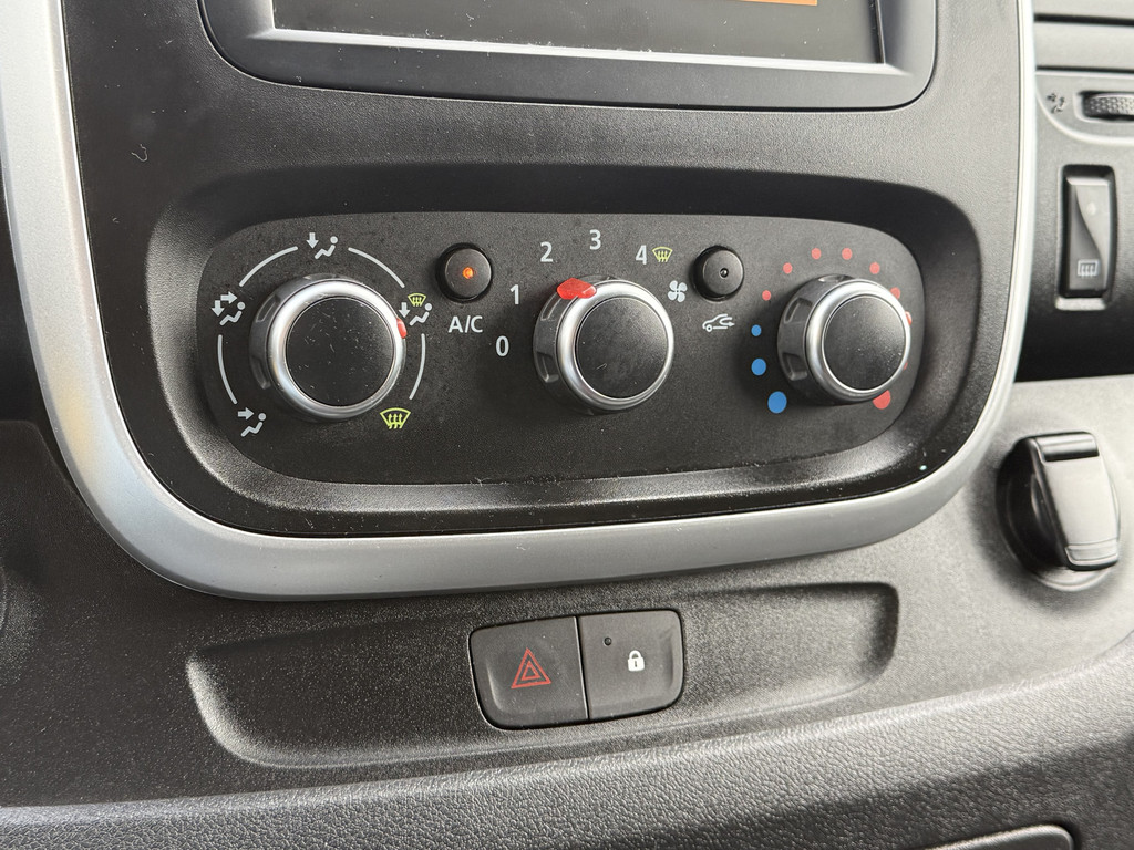 Renault Trafic 2.0 dCi 145 PK AUTOMAAT / L1H1 / 2x SCHUIFDEUR / TREKHAAK / AIRCO / CRUISE / 3-ZITS / LED 16