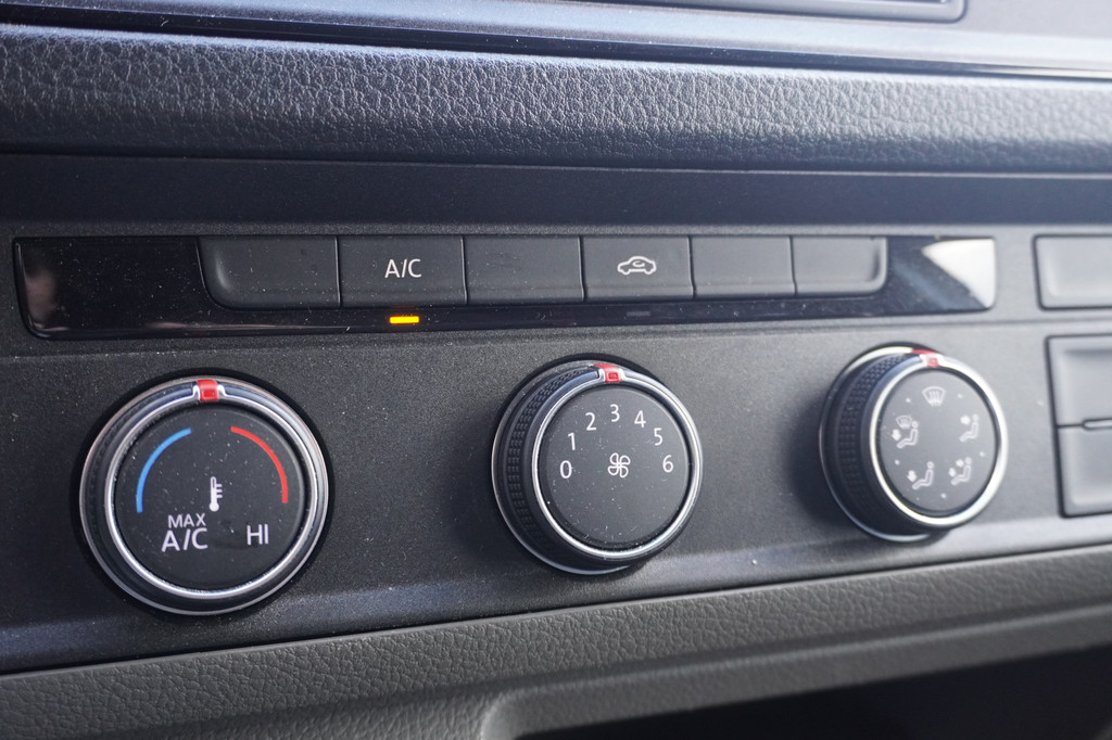 Volkswagen Crafter 2.0 TDI 140PK Automaat L3H3 EURO 6 - Airco - Navi - Cruise - Massage - â¬14.499,- Excl. 9