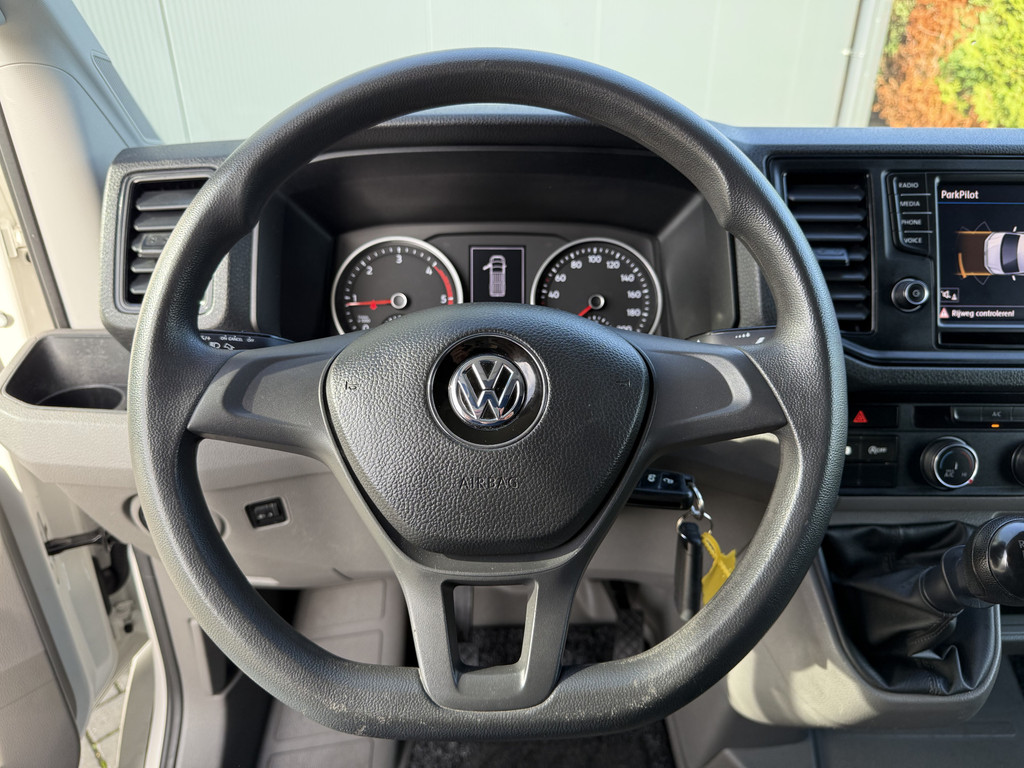 Volkswagen Crafter 2.0 TDI 140 PK / L3H3 / 1e EIG. / 3 TONS TREKHAAK / 3-ZITS / AIRCO / CRUISE / NAVI / 3000 KG AHG 10