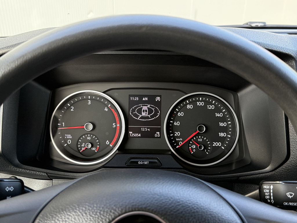 Volkswagen Crafter 2.0 TDI 140 PK / L3H3 / 1e EIG. / 3 TONS TREKHAAK / 3-ZITS / AIRCO / CRUISE / NAVI / 3000 KG AHG 11