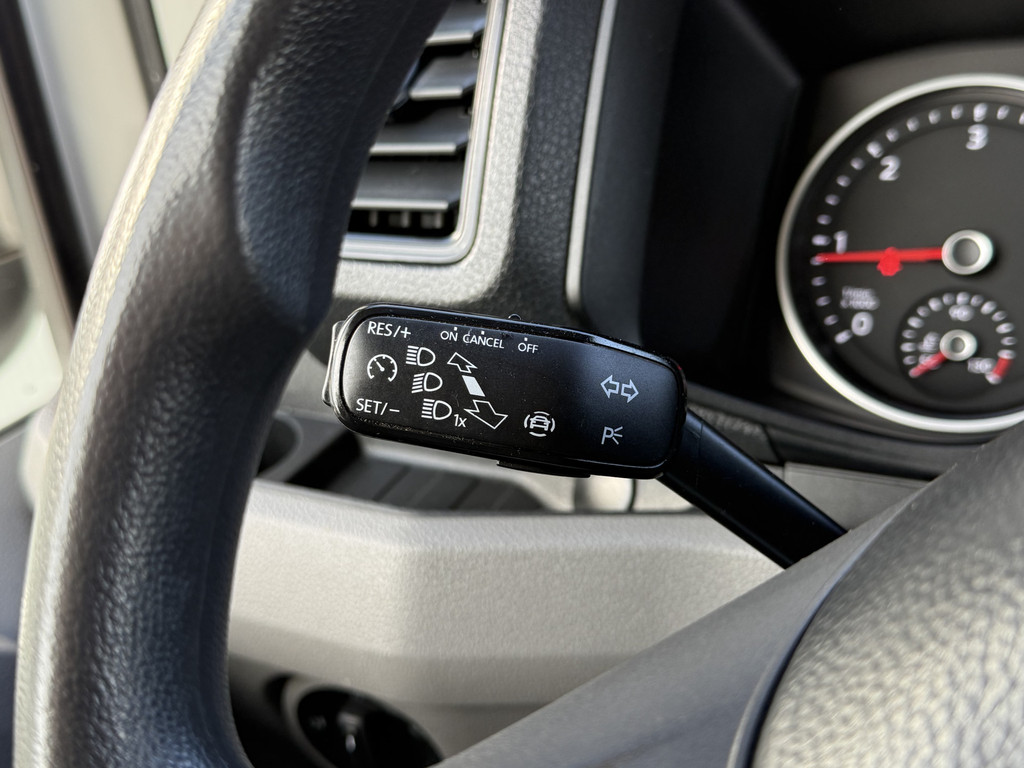 Volkswagen Crafter 2.0 TDI 140 PK / L3H3 / 1e EIG. / 3 TONS TREKHAAK / 3-ZITS / AIRCO / CRUISE / NAVI / 3000 KG AHG 12