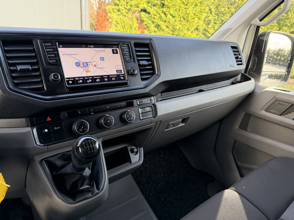 Volkswagen Crafter 2.0 TDI 140 PK / L3H3 / 1e EIG. / 3 TONS TREKHAAK / 3-ZITS / AIRCO / CRUISE / NAVI / 3000 KG AHG 13