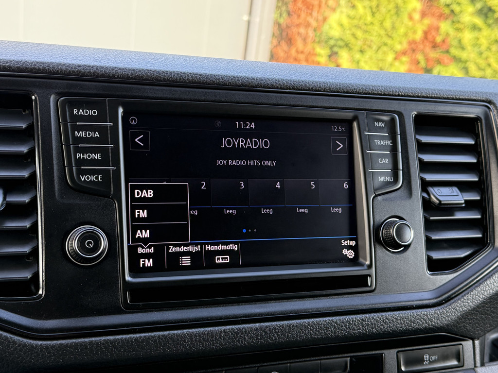 Volkswagen Crafter 2.0 TDI 140 PK / L3H3 / 1e EIG. / 3 TONS TREKHAAK / 3-ZITS / AIRCO / CRUISE / NAVI / 3000 KG AHG 15