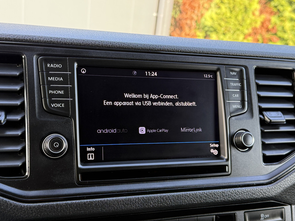 Volkswagen Crafter 2.0 TDI 140 PK / L3H3 / 1e EIG. / 3 TONS TREKHAAK / 3-ZITS / AIRCO / CRUISE / NAVI / 3000 KG AHG 16