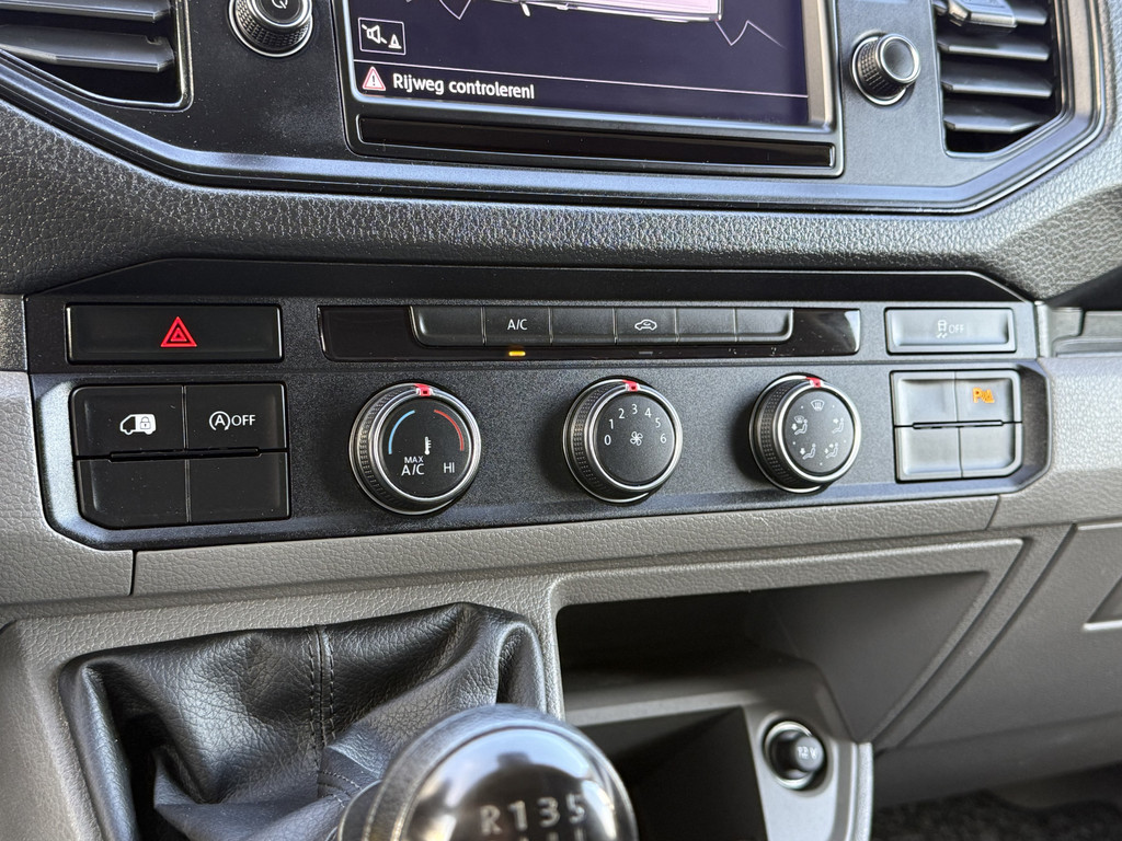 Volkswagen Crafter 2.0 TDI 140 PK / L3H3 / 1e EIG. / 3 TONS TREKHAAK / 3-ZITS / AIRCO / CRUISE / NAVI / 3000 KG AHG 17