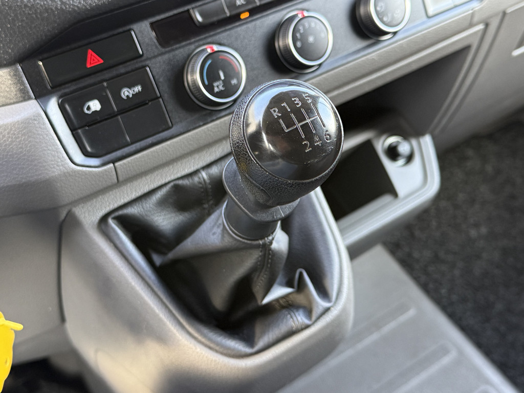 Volkswagen Crafter 2.0 TDI 140 PK / L3H3 / 1e EIG. / 3 TONS TREKHAAK / 3-ZITS / AIRCO / CRUISE / NAVI / 3000 KG AHG 18