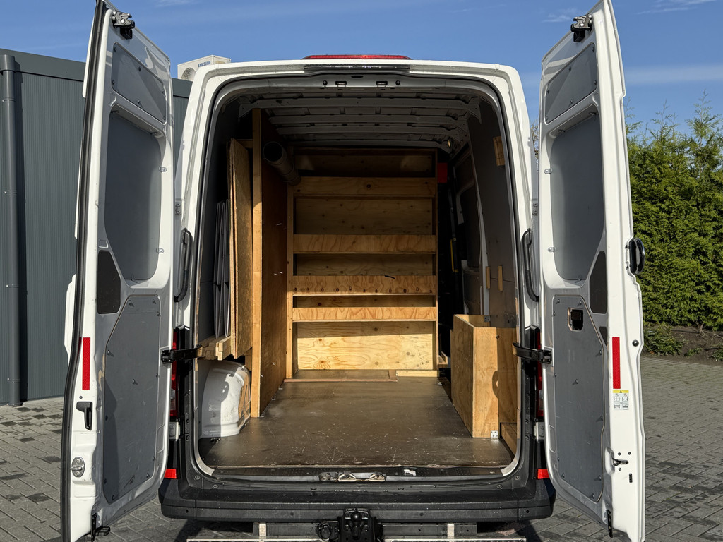 Volkswagen Crafter 2.0 TDI 140 PK / L3H3 / 1e EIG. / 3 TONS TREKHAAK / 3-ZITS / AIRCO / CRUISE / NAVI / 3000 KG AHG 8