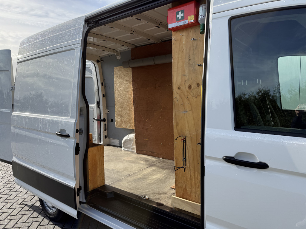 Volkswagen Crafter 2.0 TDI 140 PK / L3H3 / 1e EIG. / 3 TONS TREKHAAK / 3-ZITS / AIRCO / CRUISE / NAVI / 3000 KG AHG 9