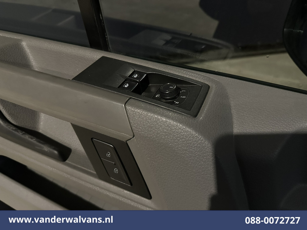 Volkswagen Crafter 2.0 TDI 141pk L3H2 L2H1 Euro6 Airco | Camera | Navigatie | 3000kg trekhaak Apple Carplay, Android Auto, Parkeersensoren, Bijrijdersbank 15