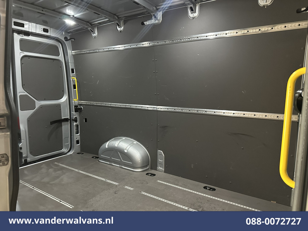 Volkswagen Crafter 2.0 TDI 141pk L3H3 L2H2 Euro6 Airco | Camera | Navigatie | Android Auto | Stoelverwarming Parkeersensoren, Bijrijdersbank, 3000kg trekvermogen, zilver 7