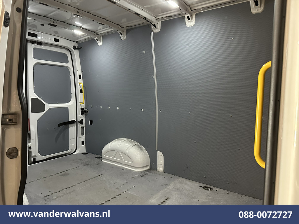 Volkswagen Crafter 2.0 TDI 141pk L3H3 L2H2 Euro6 Airco | Navigatie | Apple Carplay | Chauffeursstoel Android Auto, Parkeersensoren, 3000kg trekvermogen 12