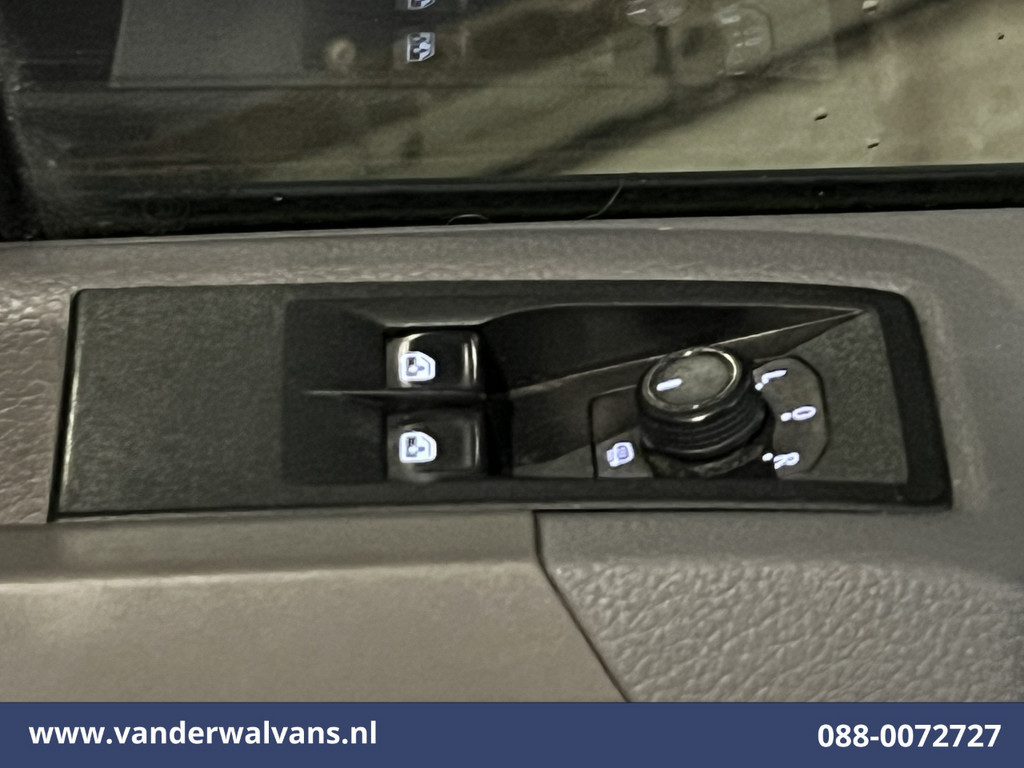Volkswagen Crafter 2.0 TDI 141pk L4H3 L3H2 Euro6 Airco | Camera | Apple Carplay | Android Auto | Parkeersensoren Bijrijdersbank, 3000kg trekvermogen 18